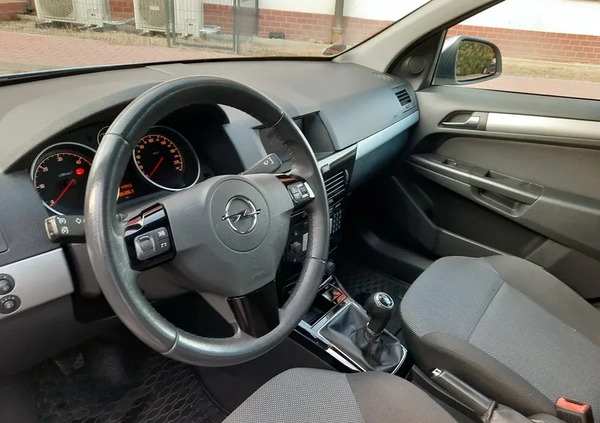 Opel Astra cena 13600 przebieg: 174000, rok produkcji 2010 z Ustroń małe 106